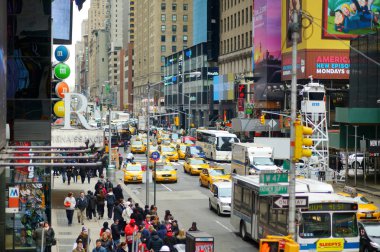 New York - 16 Mart 2015: Sarı taksi taksi ve insanlar meşgul şehir Manhattan sokaklarında acele