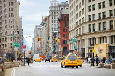 New York - 16 Mart 2015: Sarı taksi taksi ve insanlar meşgul şehir Manhattan sokaklarında acele
