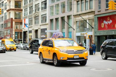 New York - 16 Mart 2015: Sarı taksi taksi ve insanlar meşgul şehir Manhattan sokaklarında acele