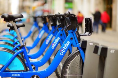 New York - 19 Mart 2015: Şehir satır Bisiklet Kiralama Bisiklet kar yağışı sırasında New York'ta yerleştirme istasyonunda