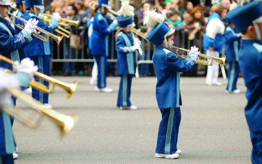 New York - 17 Mart 2015: Yıllık St Patricks Günü yürüyüşü New York'ta beşinci cadde boyunca