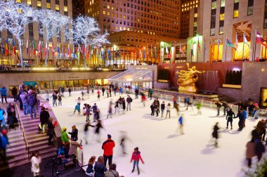 New York - 18 Mart 2015: Turist ve newyorkers paten ünlü Rockefeller Center buz pateni pisti içinde