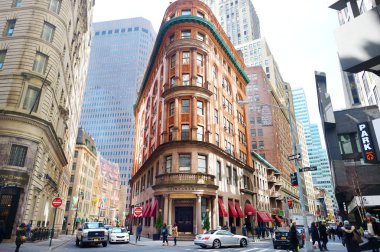 New York - 16 Mart 2015: Araba, taksi taksi ve insanlar meşgul şehir Manhattan sokaklarında acele