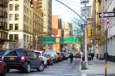New York - 16 Mart 2015: Araba, taksi taksi ve insanlar meşgul şehir Manhattan sokaklarında acele