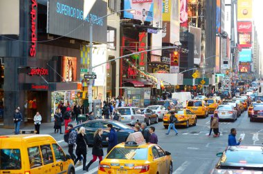 New York - 16 Mart 2015: Sarı taksi taksi ve insanlar meşgul şehir Manhattan sokaklarında acele