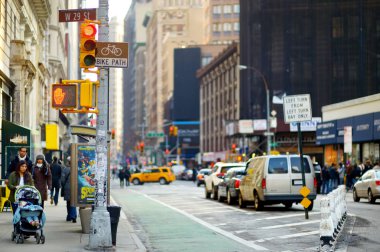 New York - 16 Mart 2015: Araba, taksi taksi ve insanlar meşgul şehir Manhattan sokaklarında acele
