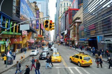 New York - 16 Mart 2015: Sarı taksi taksi ve insanlar meşgul şehir Manhattan sokaklarında acele