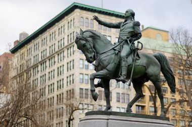 New York - 16 Mart 2015: Atlı heykeli General George Washington Birliği Meydanı'nın Güney tarafında
