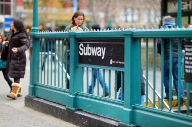 New York - 16 Mart 2015: insanlar New York metro girme