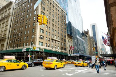 New York - 16 Mart 2015: Sarı taksi taksi ve insanlar meşgul şehir Manhattan sokaklarında acele