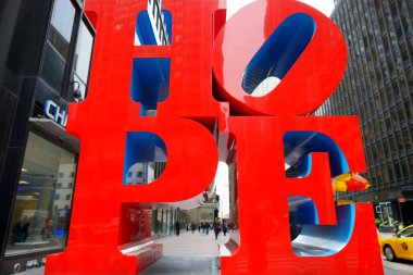 New York - 20 Mart 2015: Ünlü umut heykel 7th avenue ve 53th street kesiştiği