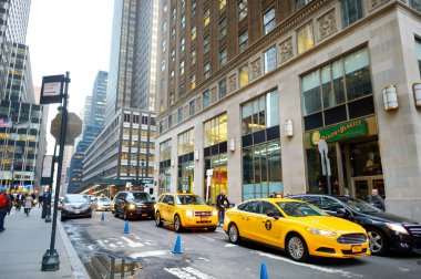 New York - 16 Mart 2015: Sarı taksi taksi ve insanlar meşgul şehir Manhattan sokaklarında acele
