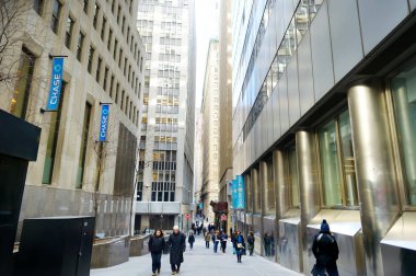 New York - 16 Mart 2015: insanlar Manhattan şehir merkezindeki finans bölgesine meşgul sokaklarında acele