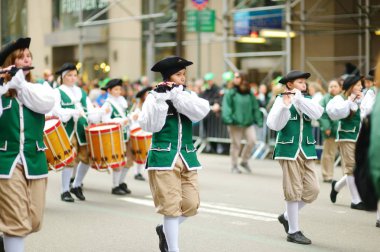 New York - 17 Mart 2015: Yıllık St Patricks Günü yürüyüşü New York'ta beşinci cadde boyunca
