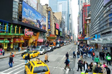 New York - 16 Mart 2015: Sarı taksi taksi ve insanlar meşgul şehir Manhattan sokaklarında acele
