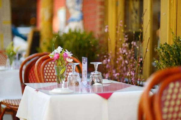 Kleine Tafel Voor Het Diner Instellenin Buitencafé Little Italy Buurt — Stockfoto