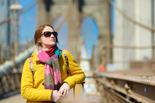 Gelukkig Jonge Vrouw Toeristische Attracties Brooklyn Bridge New York City — Stockfoto
