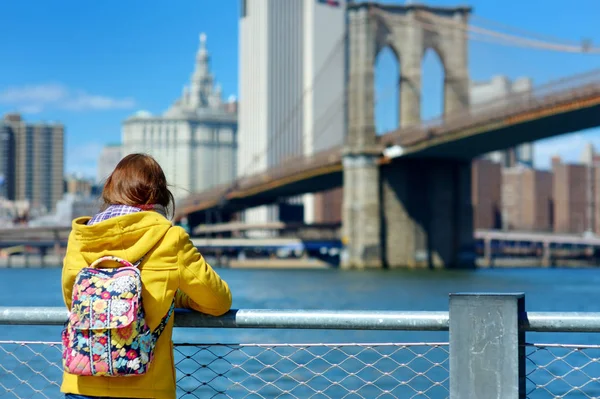 Jovem Turista Sightseeing Por Brooklyn Bridge Nova York — Fotografia de Stock