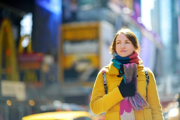 Jonge Vrouw Attracties Times Square New York City — Stockfoto