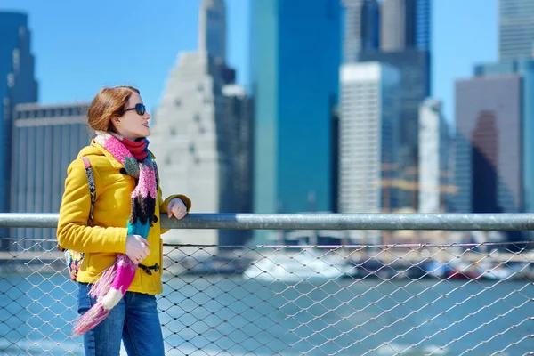 Gelukkig Jonge Vrouw Toeristische Attracties Door Brooklyn Bridge New York — Stockfoto