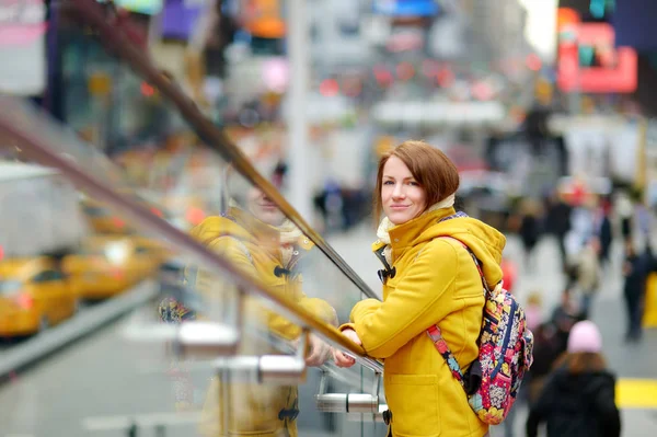 Jovem Mulher Visitando Times Square Nova York — Fotografia de Stock