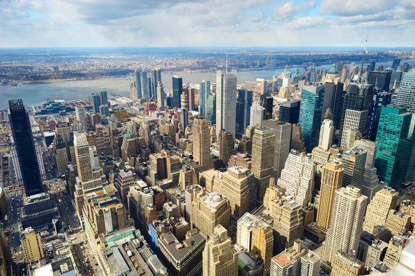 Doğal Manhattan şehir siluetinin havadan görünümü 