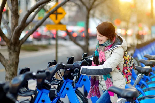 Donna Turista Sorridente Pronta Noleggiare Una Bicicletta New York — Foto Stock