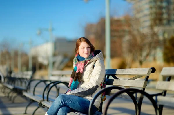幸せな若い女性観光客の電池公園都市 ニューヨークでの観光 — ストック写真