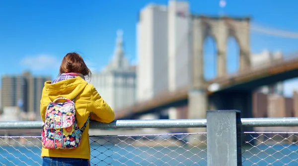 Vista Traseira Mulher Turista Passeios Por Brooklyn Bridge New York — Fotografia de Stock