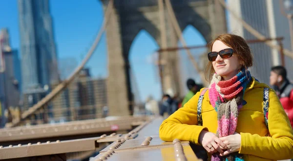 Happy Young Woman Tourist Sightseeing Brooklyn Bridge New York City — Stock Photo, Image