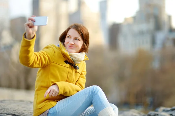 Šťastná Mladá Žena Turistické Pořizování Selfie Manhattanu New York City — Stock fotografie