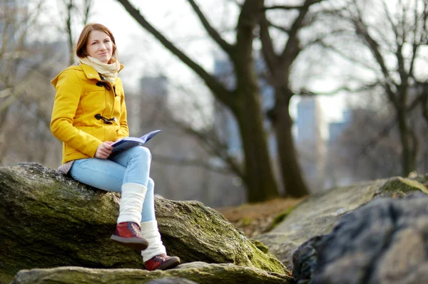 Felice Giovane Donna Libro Lettura Turistica Central Park New York — Foto Stock