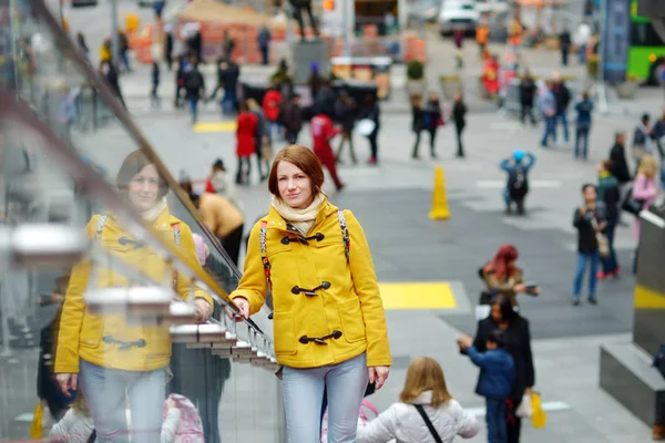 Genç Kadın Times Square New York City Gezi — Stok fotoğraf