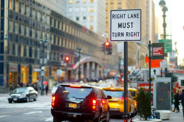 Nueva York Marzo 2015 Coches Taxis Gente Corriendo Por Las — Foto de Stock