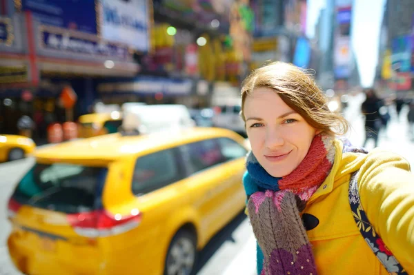 Mujer Alegre Tomando Selfie Times Square Centro Manhattan Nueva York — Foto de Stock