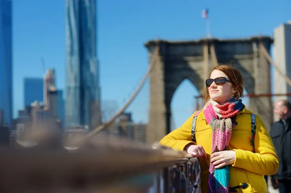 Úsměvem Mladá Žena Turistické Vyhlídkové Brooklynský Most New Yorku — Stock fotografie