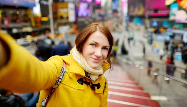 Veselá Žena Selfie Times Square Centru Manhattanu New York City — Stock fotografie