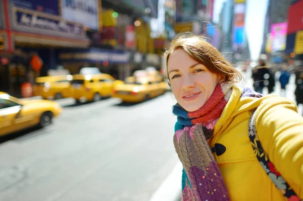 Vrolijke Vrouw Die Selfie Times Square Het Centrum Van Manhattan — Stockfoto