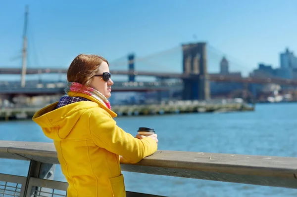 マンハッタン ニューヨーク市のダウンタウンにコーヒーを飲みながら幸せな若い女観光 — ストック写真