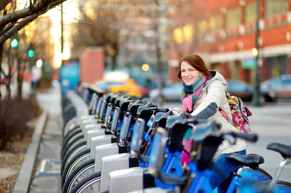 愉快的女游客准备骑自行车在纽约市 — 图库照片
