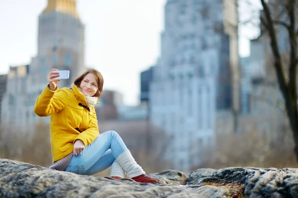 Joven Turista Feliz Tomando Selfie Manhattan Nueva York — Foto de Stock