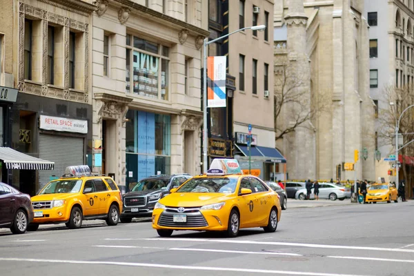 Nova Iorque Março 2015 Táxis Amarelos Pessoas Correndo Ruas Movimentadas — Fotografia de Stock