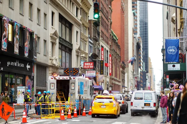 ニューヨーク 2015 黄色いタクシー マンハッタンのダウンタウンの混雑した通りに殺到 — ストック写真