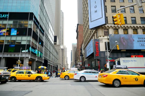 New York Marzo 2015 Taxi Gialli Gente Che Corre Strade — Foto Stock