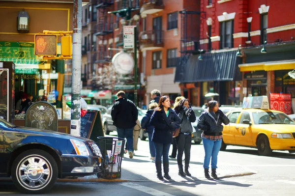 New York März 2015 Menschen Überqueren Die Straße Der Innenstadt — Stockfoto