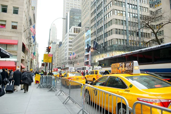 New York March 2015 Yellow Taxi Cabs People Rushing Busy — Stock Photo, Image