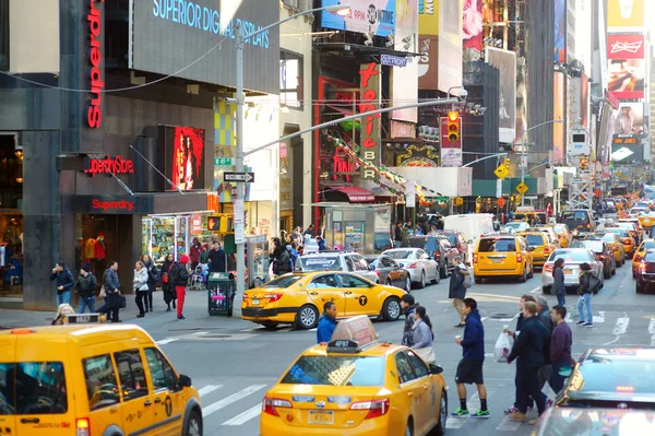 Нью Йорк Марта 2015 Года Желтые Такси Люди Мчатся Оживленным — стоковое фото