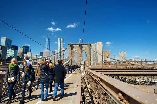New York Marts 2015 Turister Nyder Udsigten Brooklyn Bridge Gate - Stock-foto