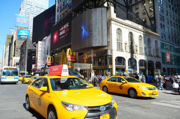 New York March 2015 Yellow Taxi Cabs People Rushing Busy — Stock Photo, Image