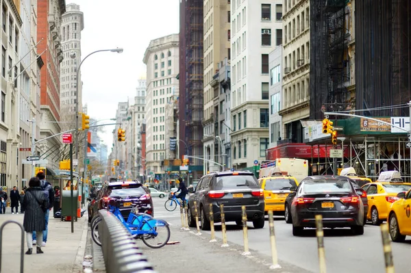 Nueva York Marzo 2015 Taxis Amarillos Gente Corriendo Por Las —  Fotos de Stock